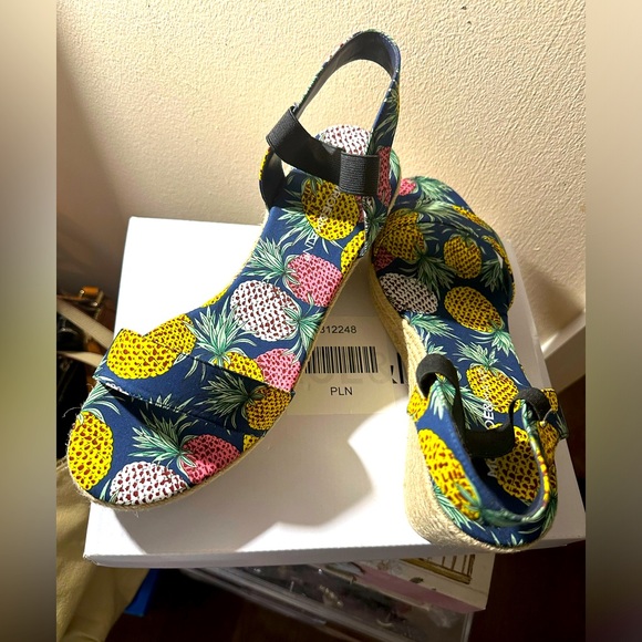 🔥 DEAL Alert - 10/21 Thru 10/25 ONLY -NIB M&M Print Espadrille Sandals - Picture 4 of 8